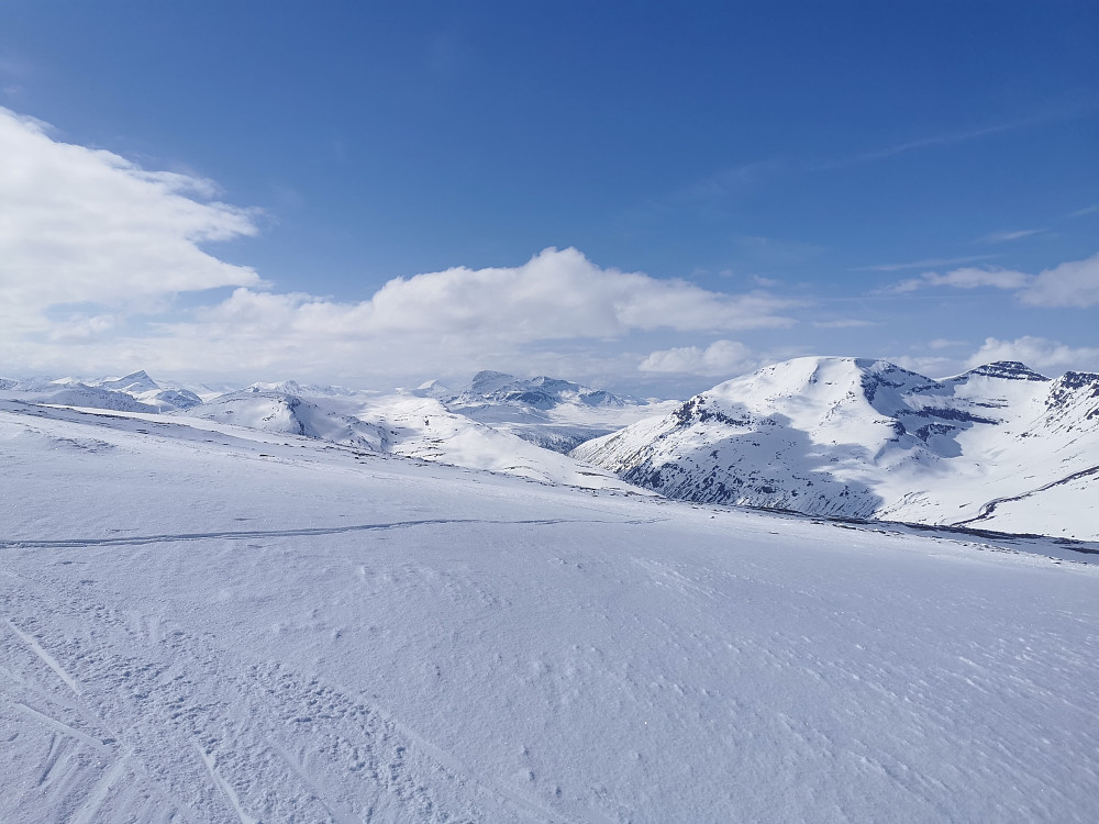 Det åpner seg opp mot en vill og vakker fjellheim i vest