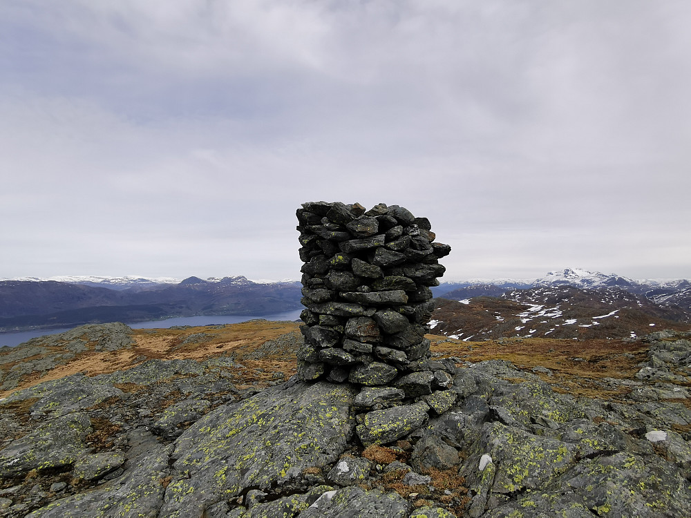 Flott varde. Blægja med snø til høyre