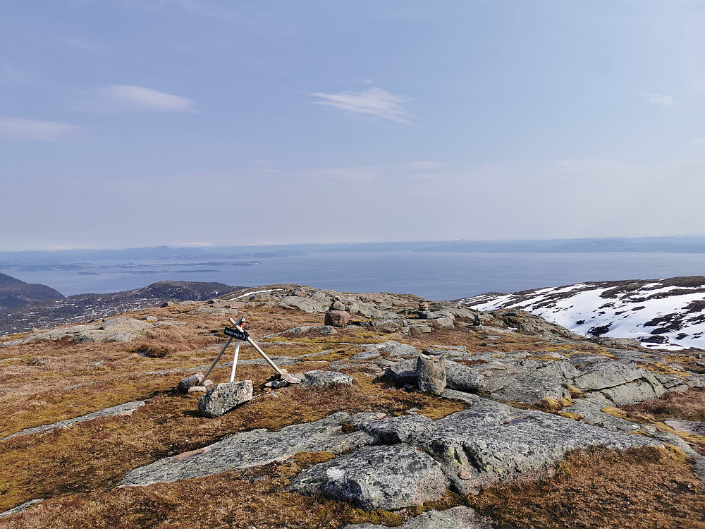 Utsikt nordøstover en nesten speilblank Trondheimsfjord