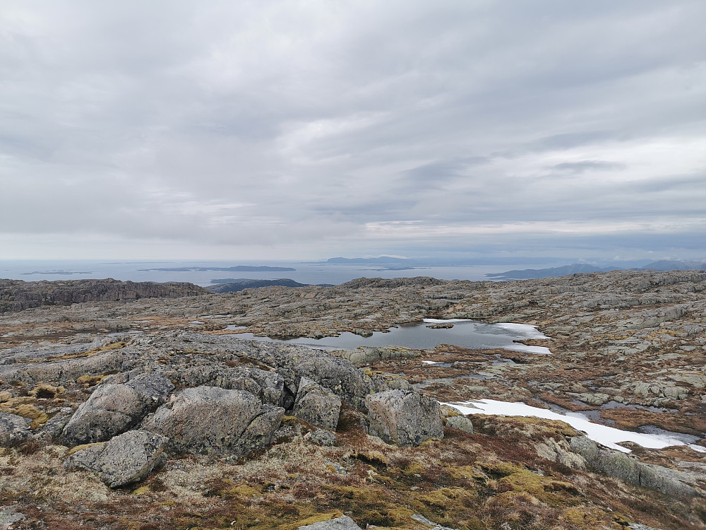 Utsikt nord mot Søre Fosen med Ørland og bakenforliggende "kammer" og "klumper", og Hestgrovheia kan vel også identifiseres 