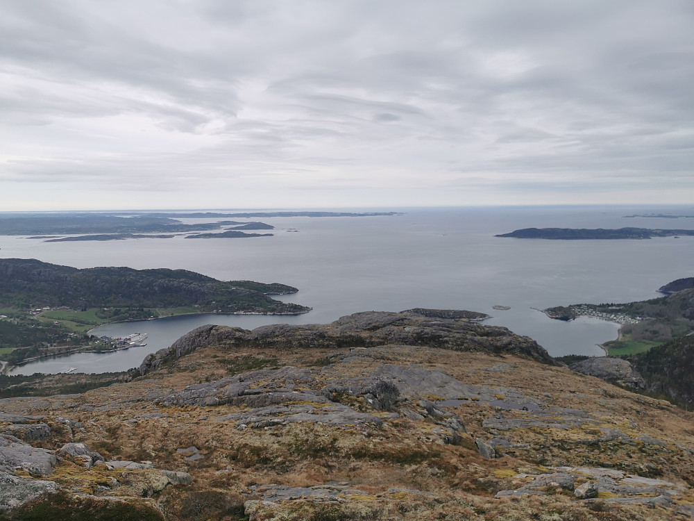 Utsikt fra topp vestrygg ca 460 moh mot nordlige Hitra og Frøya. Ytterst Norskehavet. 