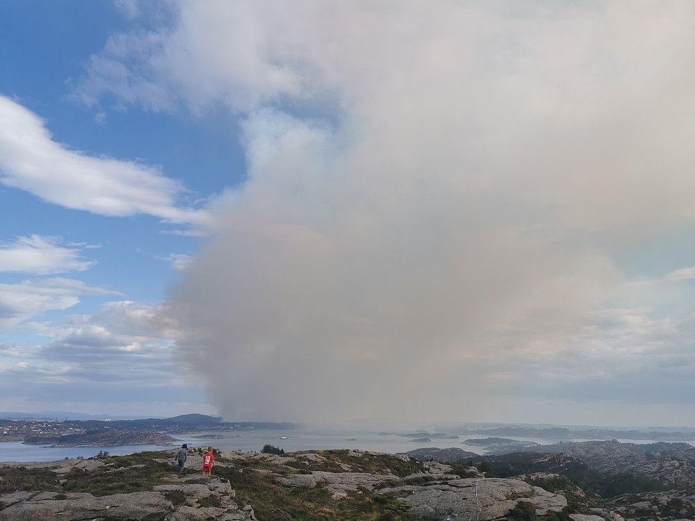 Enorm røyksky fra brannen nord på Sotra. Spjeldsfjellet 164 moh like til venstre for røyksøylen