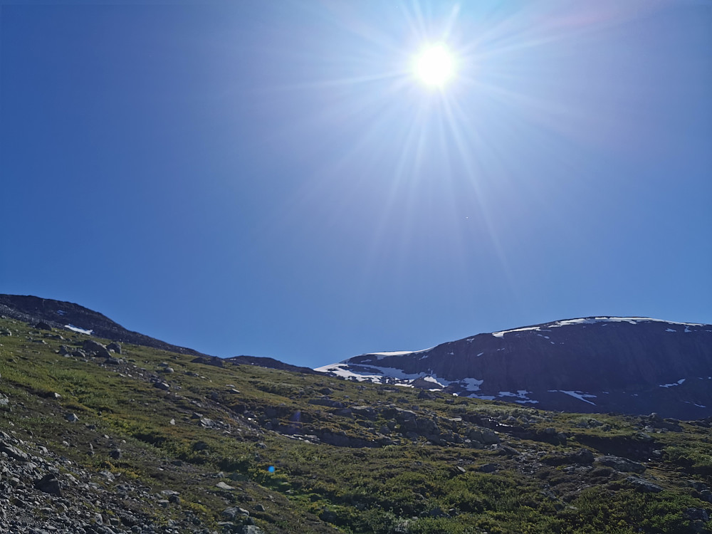 På vei opp mot Kvannebakknøse. Rankonøse N til høyre. 