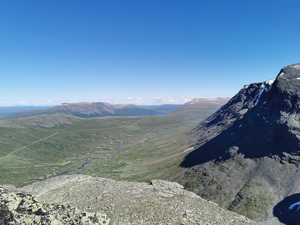 Utsikt mot Gilafjellet, Smådalsfjellet og Helin. Den litt dystre og uinntagelige nordøstflanken til Rankonøse helt til høyre. 
