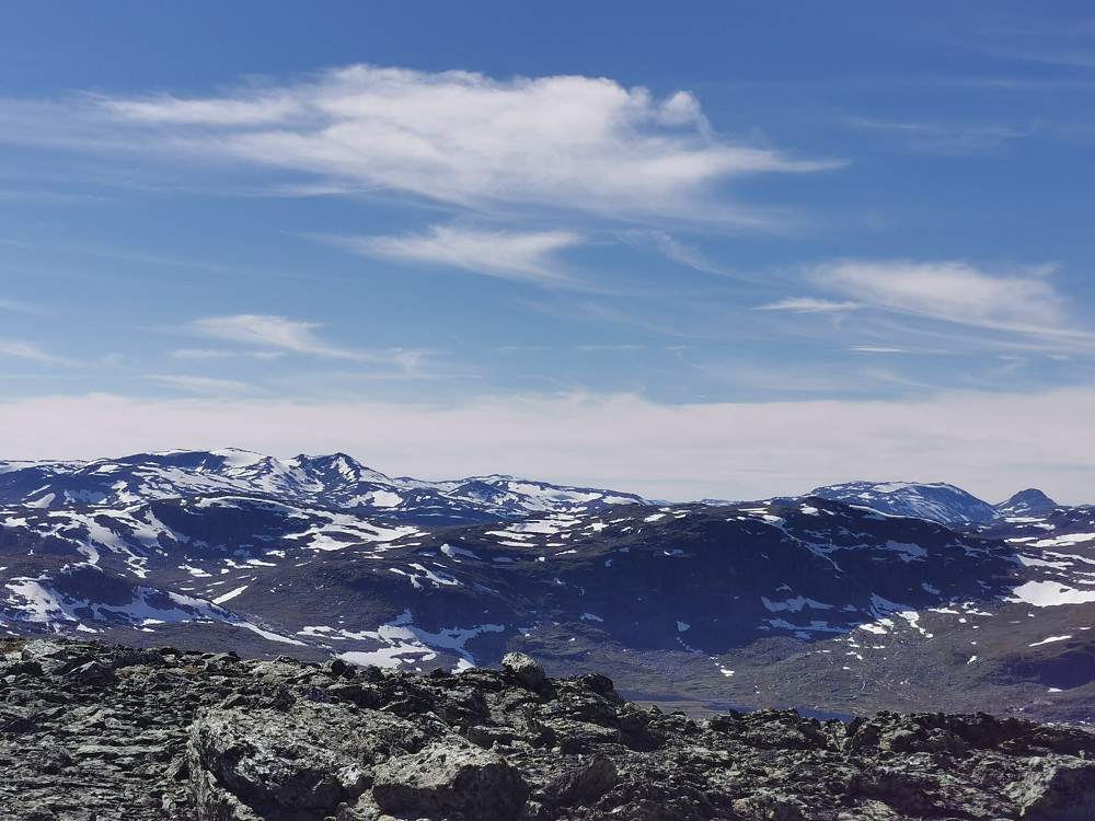 Høgeloft ikke langt unna. Sulefjellet og Suletinden til høyre. 