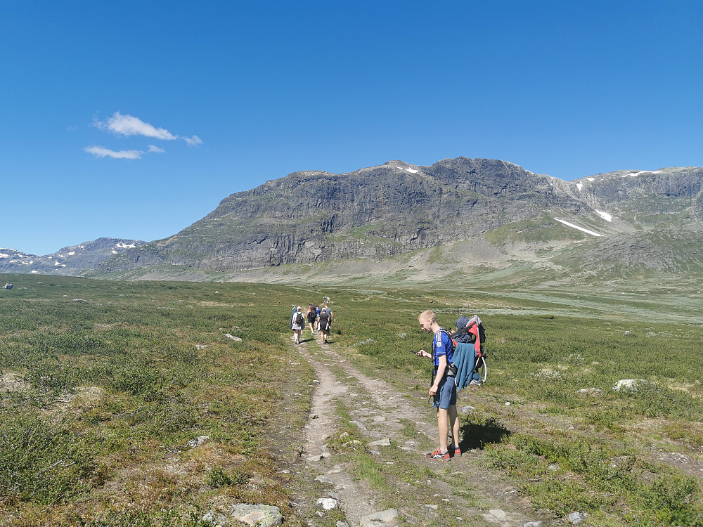 Gårsdagens 30-års jubilant er "hest" for minstemann. 
