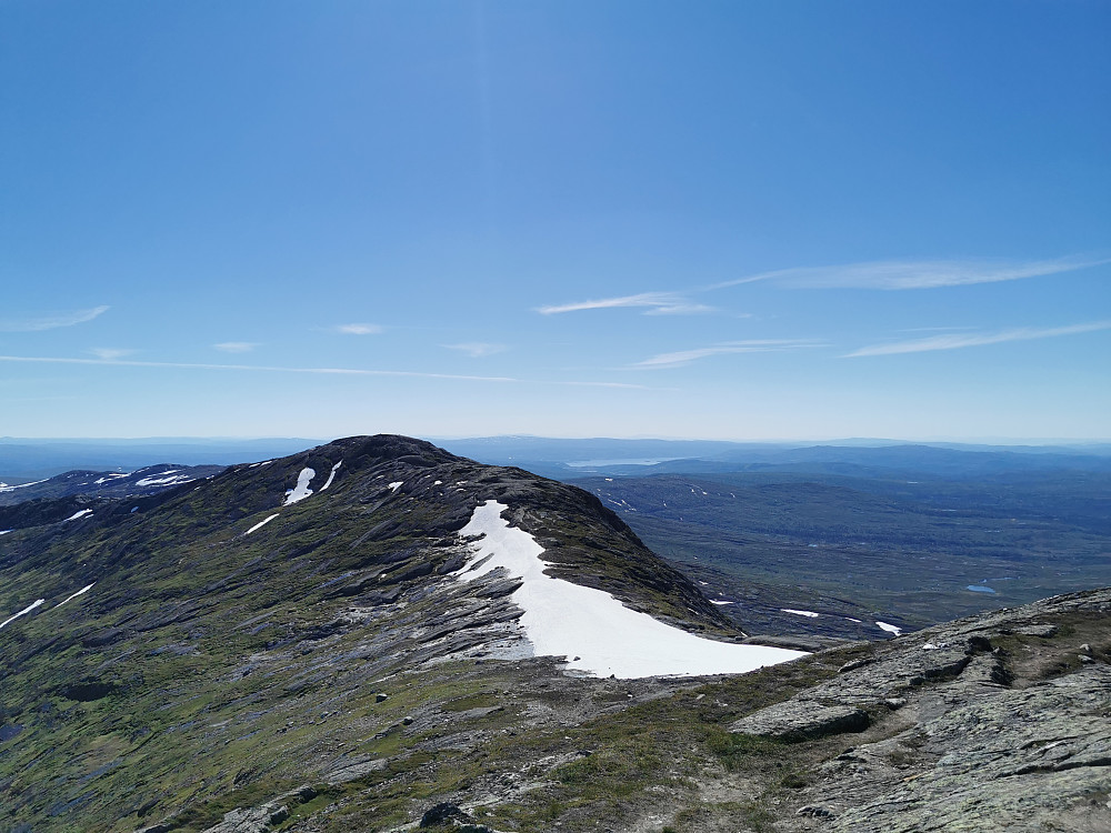 Utsikt sørvest. Stortoppene i Trollheimen ikke synlig på bildet, men kunne ses med middels fungerende øyne. Selbusjøen ca midt i bildet