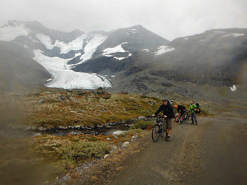 Parkering av syklene nær Styggedalsbreen