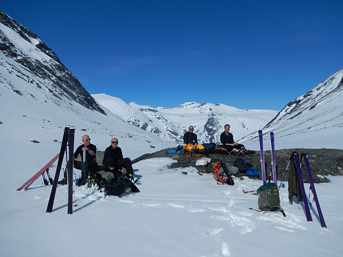 Rast før Hellstugubreen. Galdhøpiggen bak senter