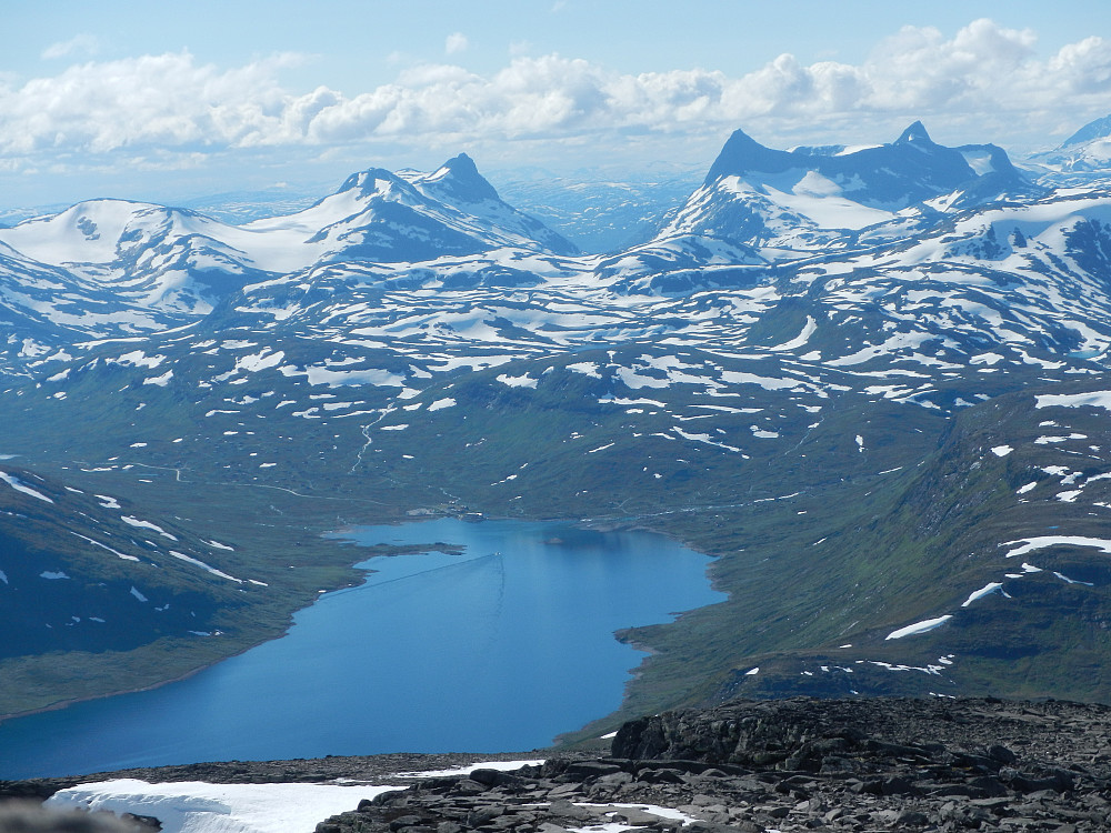 Idyllisk mot Eidsbugarden. M/B "Bitihorn" på vei inn til kai. (fra venstre;) Hjelledalstind, Falketind og Stølsnostind som majestetisk kulisse.