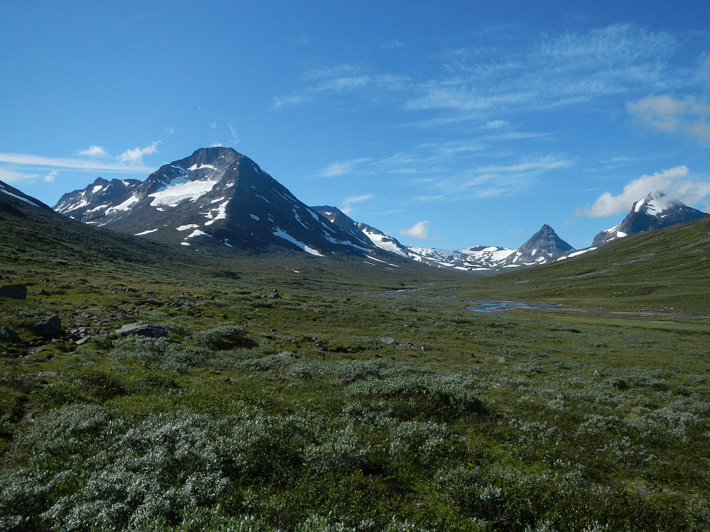 Visdalen. Urdadalstindene til venstre, Kyrkja og Tverrbytthornet(lengste til hø.) til høyre.