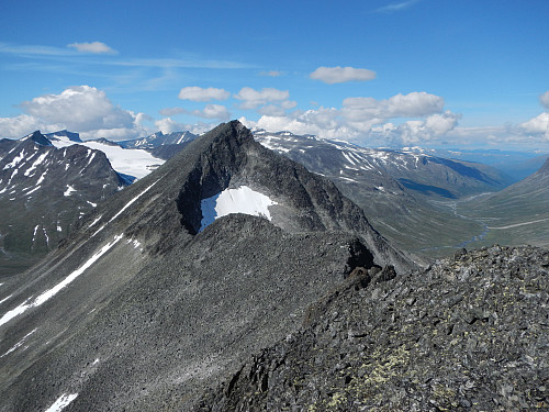 Rygg nordover fra Midtre til Store Urdadalstinden.