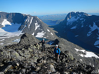 Opp sørvestryggen til Vestre Leirungstinden. Svartdalen i delvis skygge bak til høyre