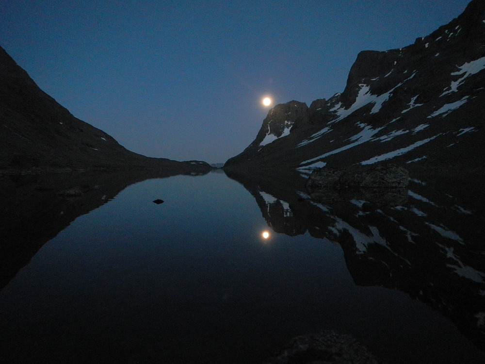Svartdalen kl 0030. Måne over Torfinnstindane.