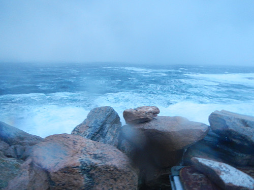 EKSTREMT på toppen av Skogsøytua. Vinden var på sitt verste da vi var der, meldt sterk storm/orkan, praktisk talt umulig å stå oppreist