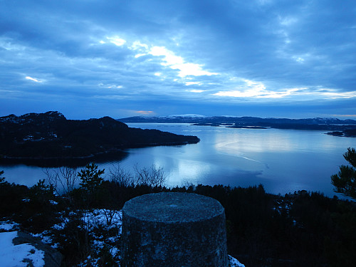 Utsikt fra Storafjellet. Veten i Fana på Korsneset til venstre, Førdesveten i Sund bak senter