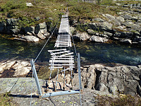 Hengebro over elva ved Øvre Vemundsvatnet; mer "henge" enn "bro"..