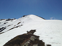 Nordvestryggen opp mot Sørdalsnuten. Nesten "Jotunheimaktig" snøegg med de fortsatt store snømengdene 1. juni.