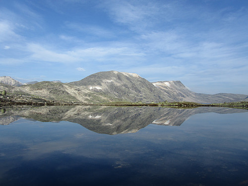 Tundradalskyrkja med sørlige topper speiler seg i Illvatnet