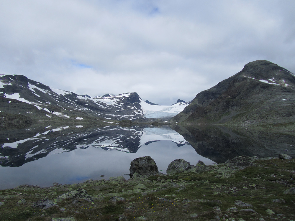 Mjølkedalsvatnet. Mjølkedalsbreen og til venstre for denne Langeskavltinden. Uranostinden kan så vidt skimtes bak denne. Sagi bak breen til høyre