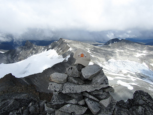 Austre Memurutind, en av de mest avsidesliggende toppene i Jotunheimen. Utsikt mot Veotinder(til venstre) og sørlige(SV og SØ) Styggehøbreatinder til høyre.