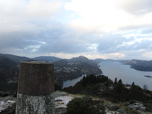 Utsikt fra Håøytoppen mot nordvest. Sentralt Gaustadfjellet m fl.. Eldsfjellet den flate kuppelformede toppen rett til venstre herfor(rett over trig. punkt)