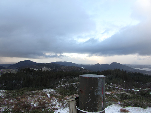 Utsikt fra Krossfjellet/Moldekleivfellet mot nord. Fra venstre Brakstadfjellet, Eldsfjellet, Øyjordsfjellet, Borefjell og Gaustadfjellet