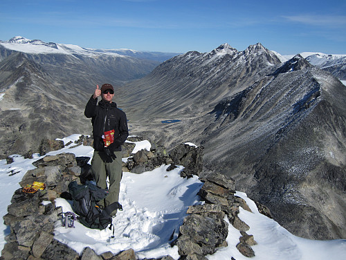Bivuakksted på toppen. Hellstuguryggen bak høyre.