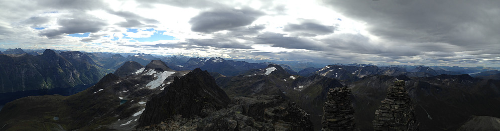 Panorama fra Skårasalen mot sør og vest. Ser bl.a. kjente fjell i Nordfjord i det fjerne