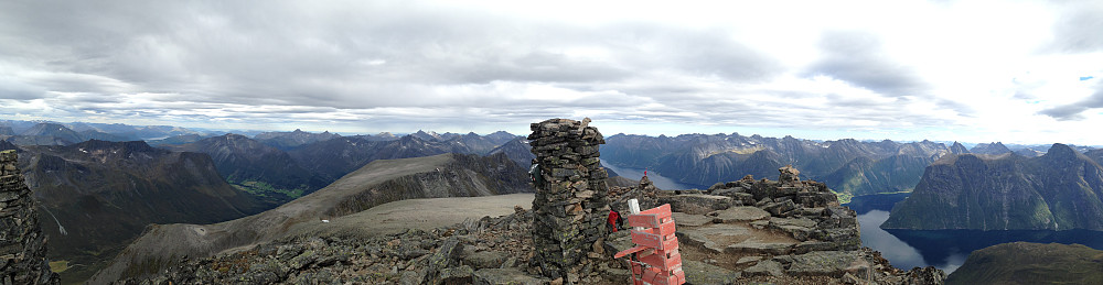 Panorama fra Skårasalen mot nord og øst. Kolåstinden spiss i det fjerne litt til venstre for varde i midten Jakta fremme helt til hø. Smørskredtindane og Slogen bakgrunn til høyre