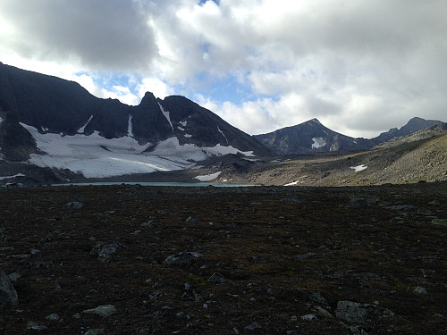 Utsikt mot Leirungskampen fra øverst i Leirungsdalen. Fortoppen, Pinnakelen og Hovedtoppen lett synlige.