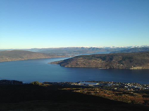 Utsikt fra Veten mot nordøst. Litt av Lindåshalvøya til venstre, Osterfjorden, nordvestlige Osterøy til høyre. I forkant Hordvik og i det fjerne Stølsheimen