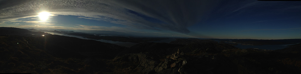Panorama fra Høgstefjellet. Fra venstre Bergen med Løvstakken og Lyderhorn, Askøy, Herdlefjorden(ca. midt i bildet), Meland, Lindåshalvøya/Nordhordland og Osterfjorden. I det fjerne Sotra og Øygarden før storhavet