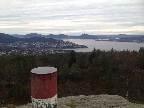 Utsik fra Geitanuken mot Eidvågneset i forkant og Bergen med Løvstakken, Damsgårdsfjellet og Lyderhorn i det fjerne. Helt bak til høyre Førdesveten i Sund og foran til høyre litt av Askøy