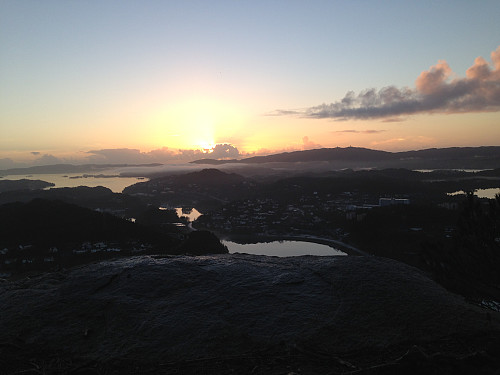 Utsikt fra Svartaberget. Solnedgang bak Sotra