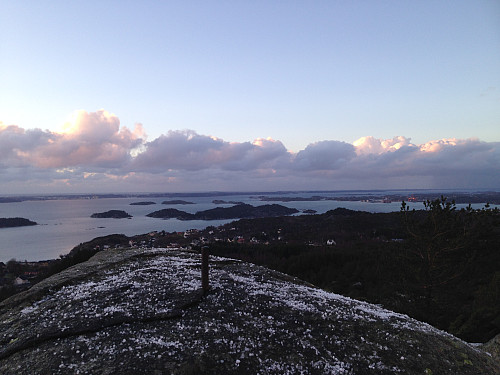 Utsikt mot Hjeltefjorden med Sotra/Øygarden bak.