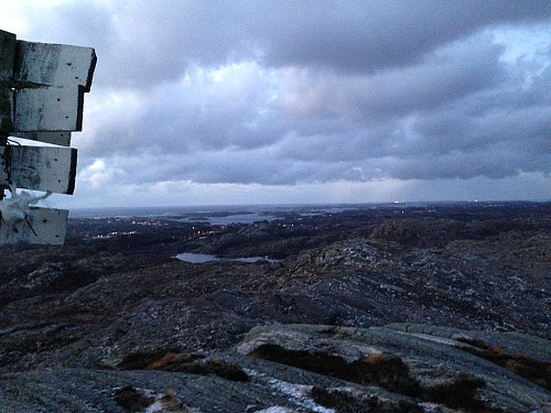 Utsikt fra Signalen mot nordvest. Lysene til høyre er henholdsvis Kollsnes Gassterminal(Trollfeltet) og Stureanlegget(helt til høyre) for ilandføring av olje fra Osebergfeltet; 2 av Norges pengemaskiner; begge i Øygarden