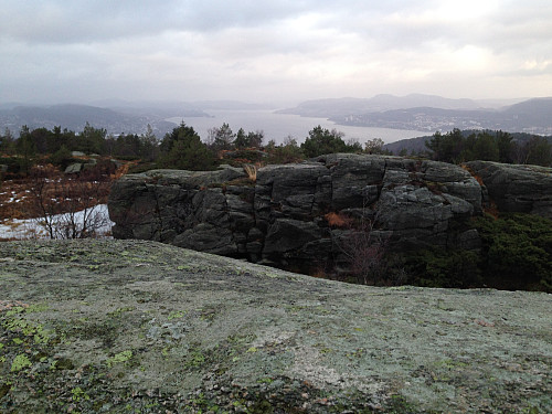 Topp Gravdalsfjellet med utsikt Byfjorden mot nord.