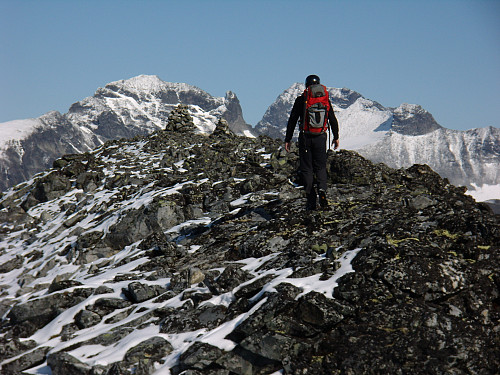 Mot østlig toppunkt Skagsnebb. Skardstinden og Galdhøpiggen danner mektig kulisse.
