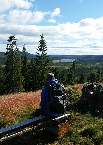 Ei lita pause.Yksnsjøen og Nordhue i bakgrunnen.