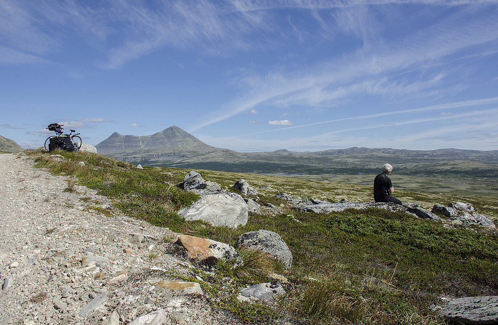 Ei lita pause på tur inn til Breisjøseter, turmålet vårt i bakgrunnen.