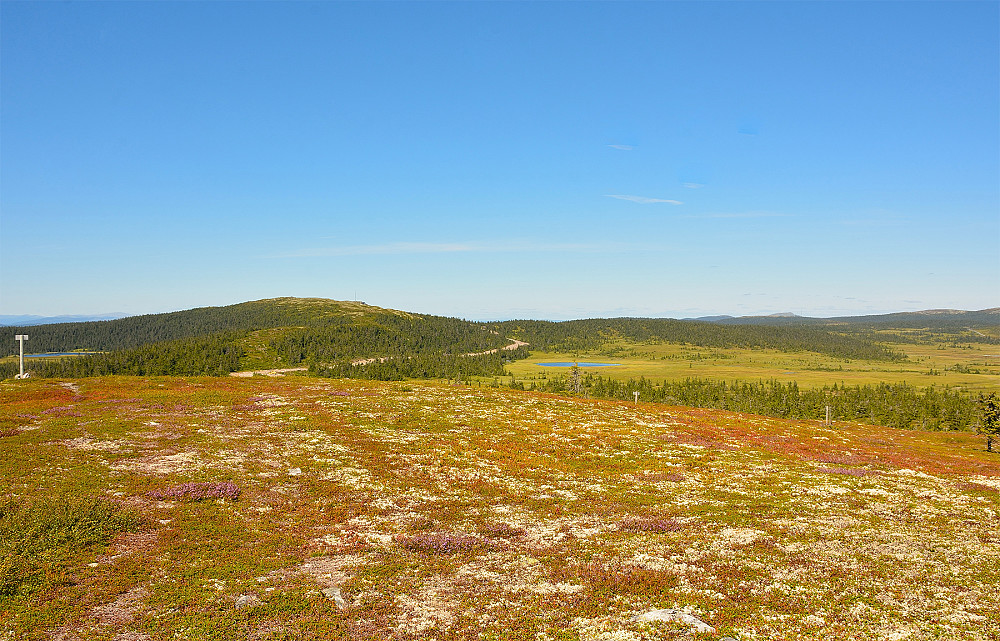 Her ser vi Fløttjennet til høyre og Kvernbekktjennet til venstre Fagerfjell i midten.