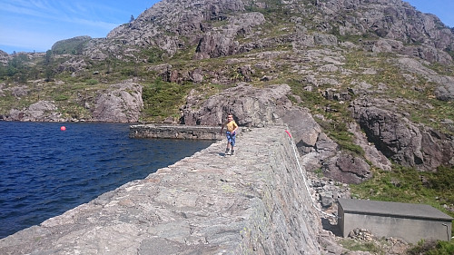 Gøy å løpe på demningen ved Ravatnet