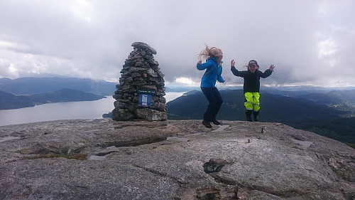 Hoppende glad for skolefri på Hop(p)sfjellet