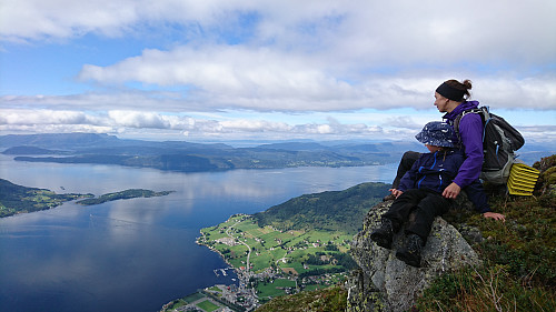 Nyter utsikten over Rosendal
