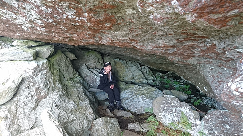 Tørt og fint under Kyrkjesteinen