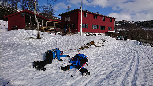 "Tom for drivstoff! Trenge påfyll!"
Flaks at det er kiosk på innsiden ;-)