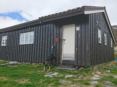 Og har man litt energi til overs kan man jo øve på å stå på hender langs hytteveggen til Middalsbu