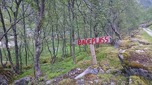 Når dette skiltet dukket opp i Fortunsdalen måtte det jo undersøkes nærmere..