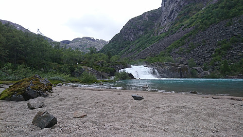 En nydelig badestrand og fossefall - Fortunsdalen har det